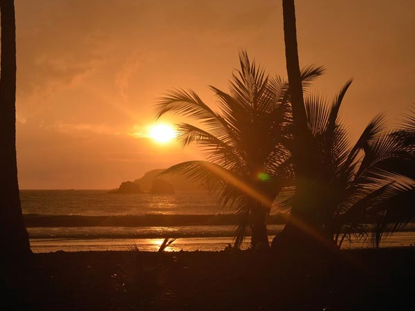 A photo of a sunset while in a Costa Rica vacation.